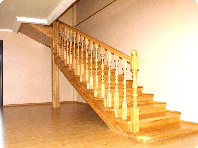 Как и чем покрасить лестницу на второй этаж: идеи и инструкция