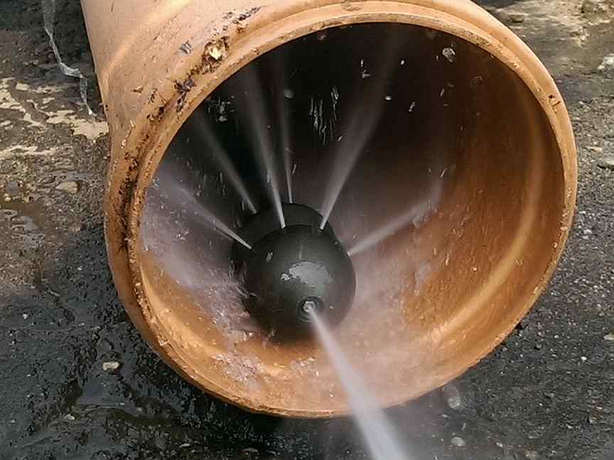 Гидродинамическая прочистка канализации и труб шлангом