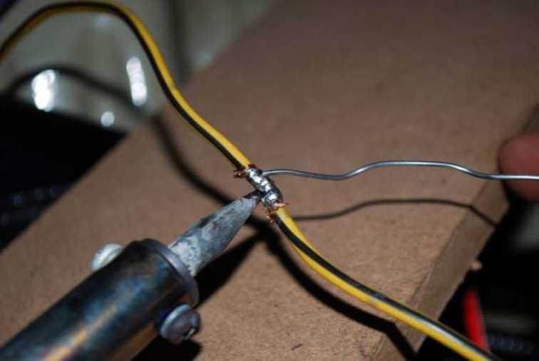 Как паять провода электрическим паяльником с применением припоя и флюса для надежного соединения