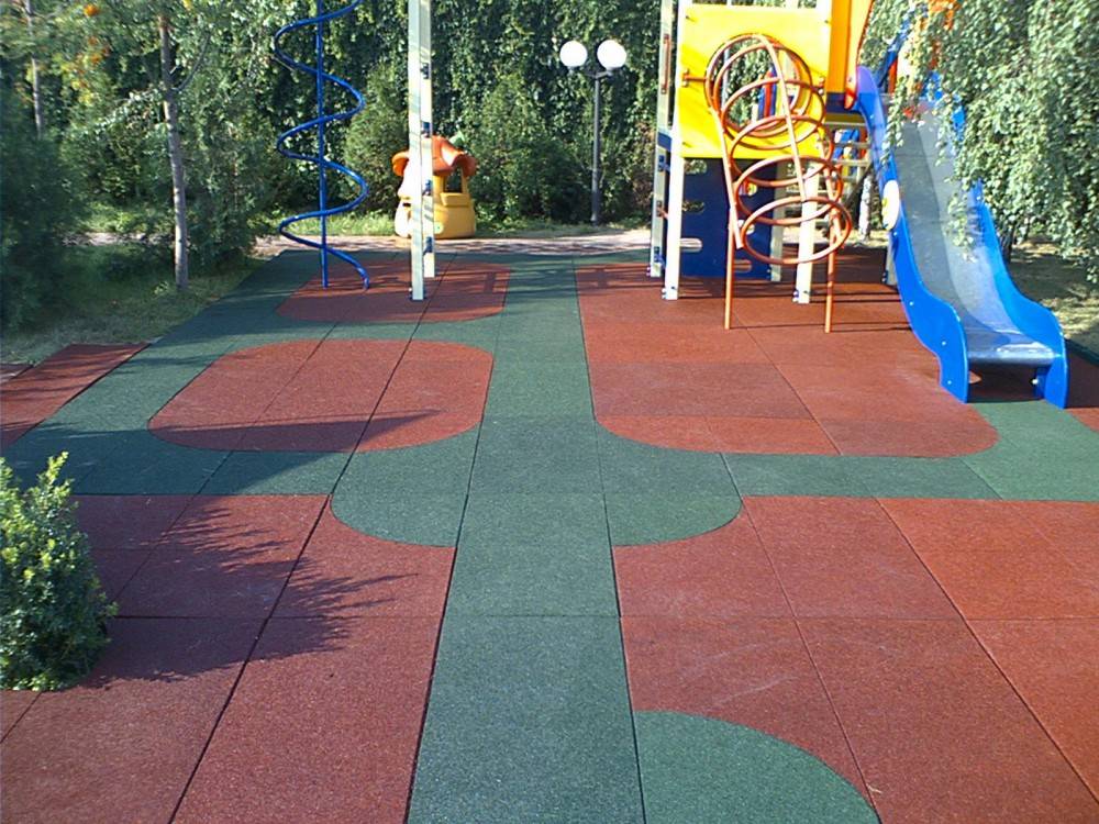 Резиновое покрытие для детских площадок: бесшовное, плиты, руллоное