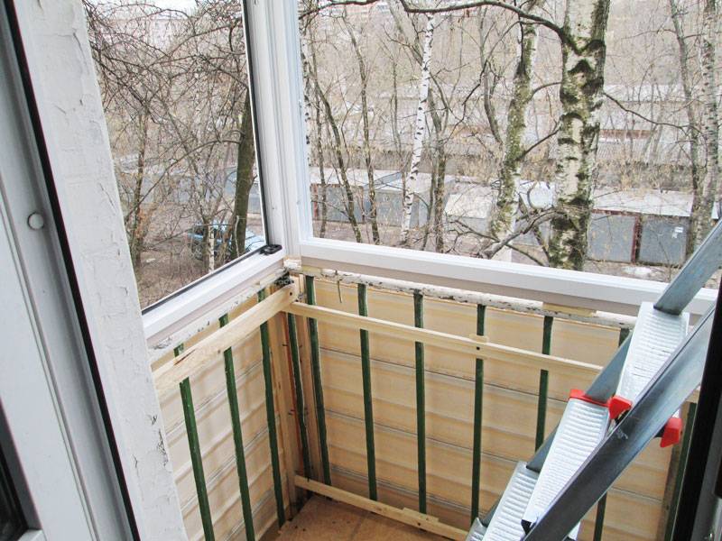 Какое остекление балкона лучше: пластик или алюминий отзывы мастеров