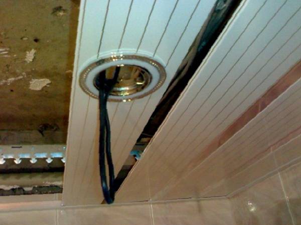 Монтаж реечного подвесного потолка на кухне