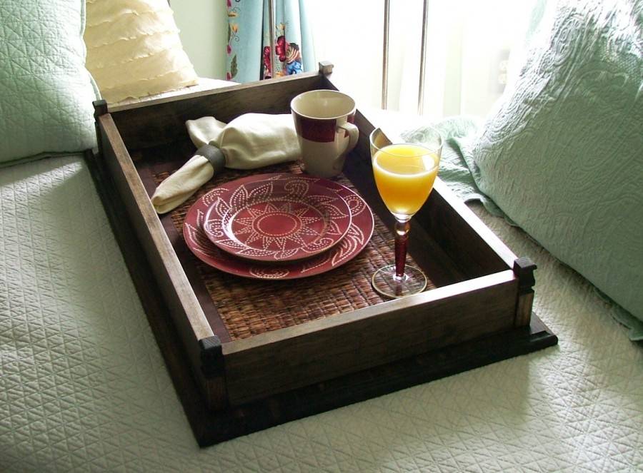 Столик для завтрака – советы по подбору удобной и практичной модели (100 фото)