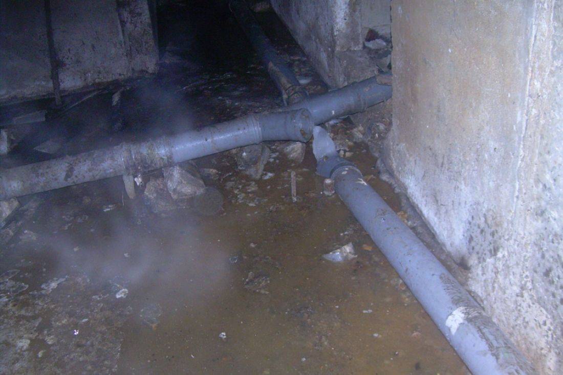 Прорвало воду в квартире. Подвал канализация. Канализационные трубы в подвале. Прорыв канализации в доме.