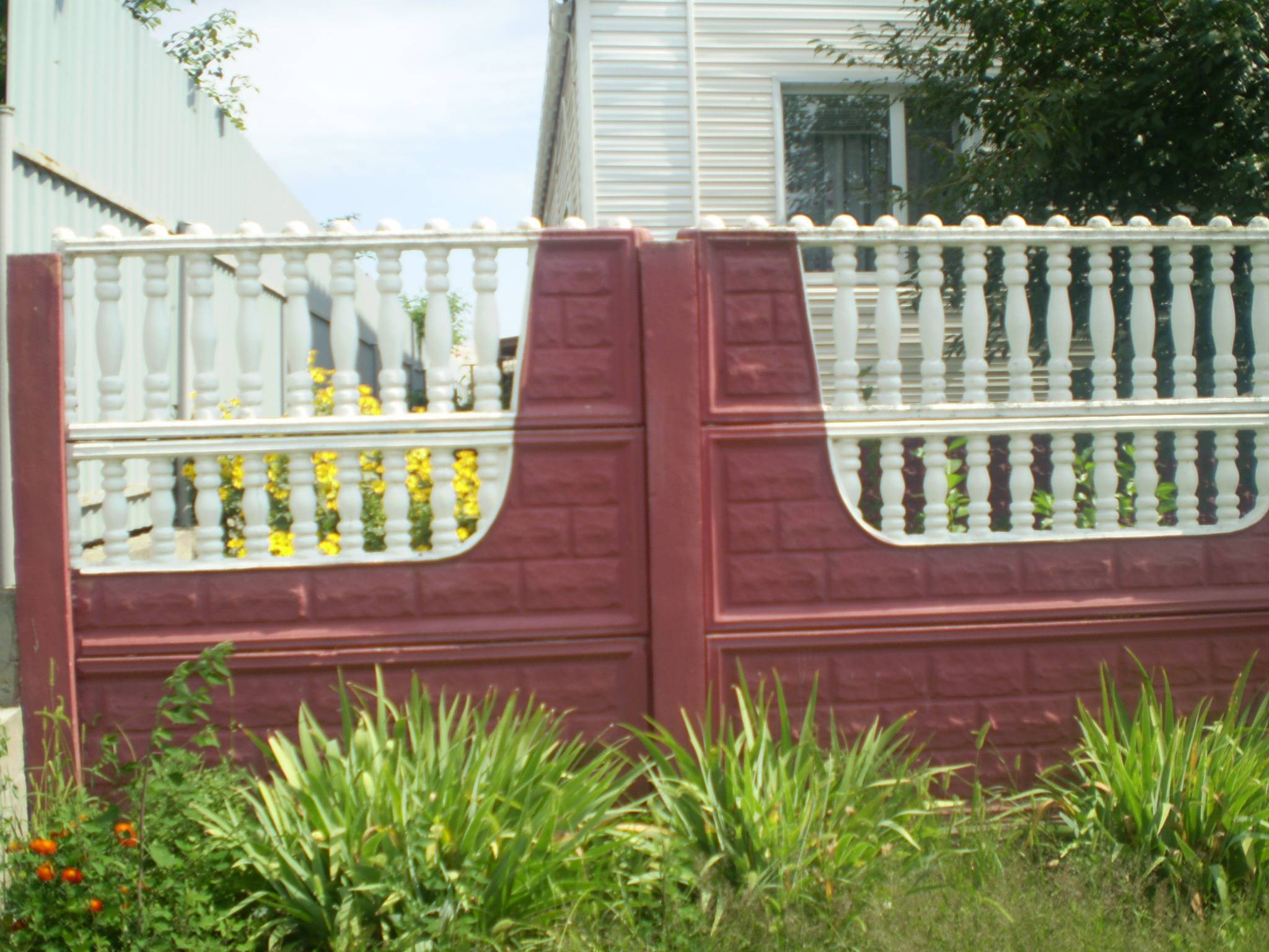 Какой краской покрасить металлический забор?