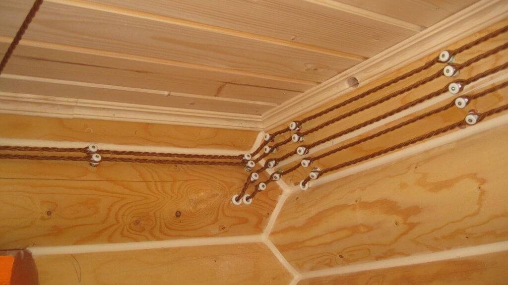 Проводка в деревянном доме своими руками - этапы замены и правила прокладки новой проводки от а до я