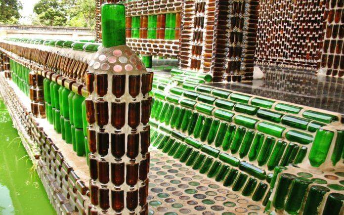 Что можно сделать из стеклянных бутылок на даче: 10 фото