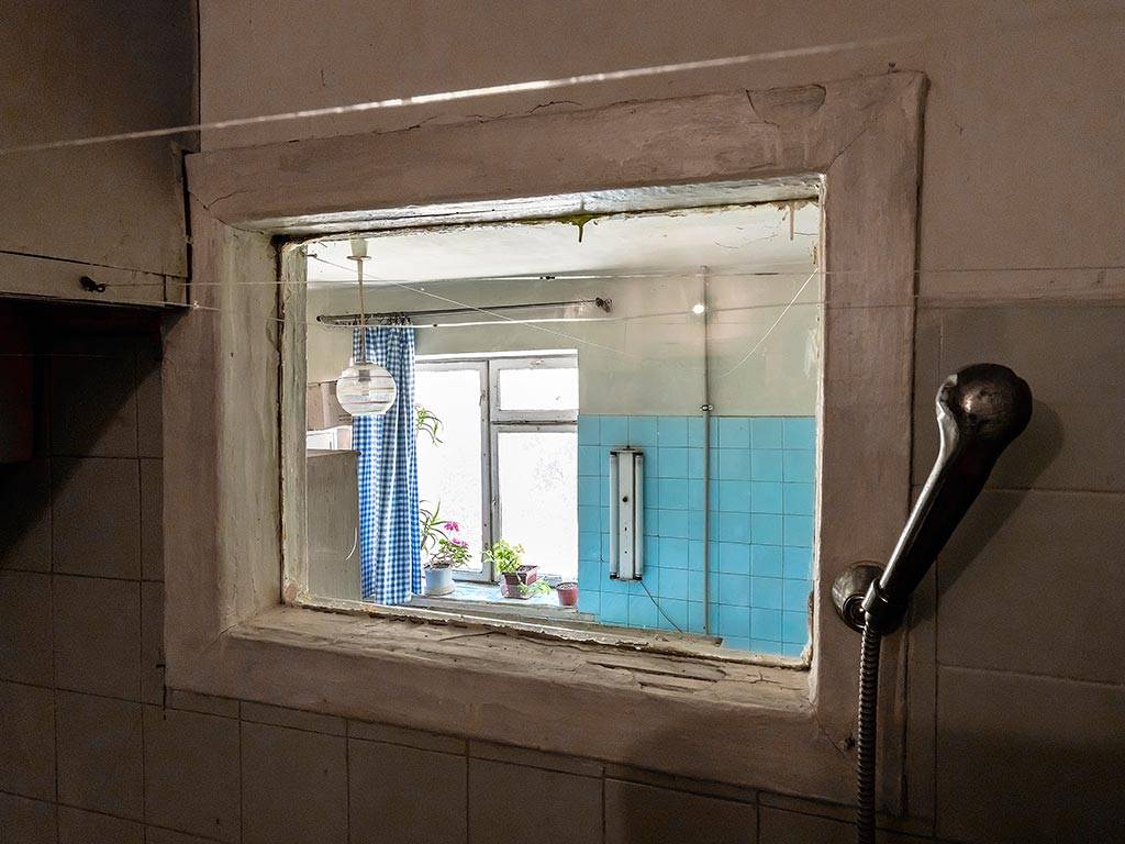 Зачем окно между кухней и ванной