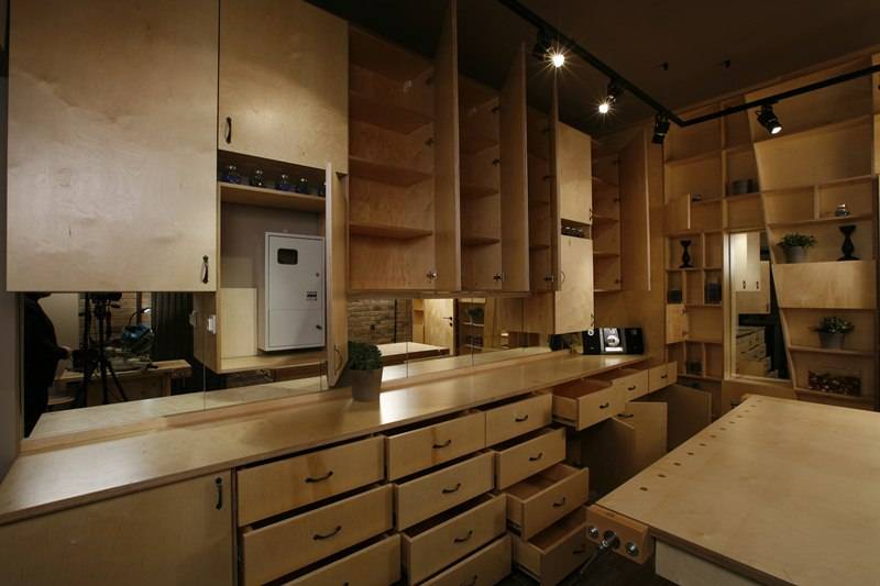 Белые кухни с деревянной столешницей: глянцевые и матовые кухонные гарнитуры, дизайн интерьера серо-белой и черно-белой кухни с фартуком