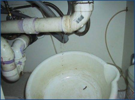 Почему пахнет канализацией в ванной или туалете и как это исправить?
