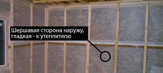 Какой стороной и как правильно укладывать пароизоляцию на потолок