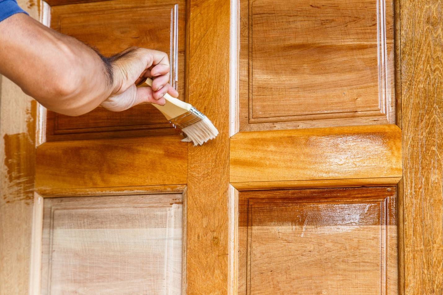 Как правильно покрасить деревянные окна