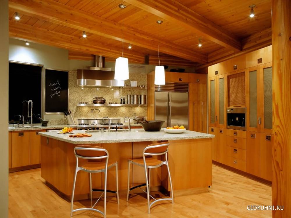 Интерьер кухни, совмещённой с гостиной в деревянном доме
