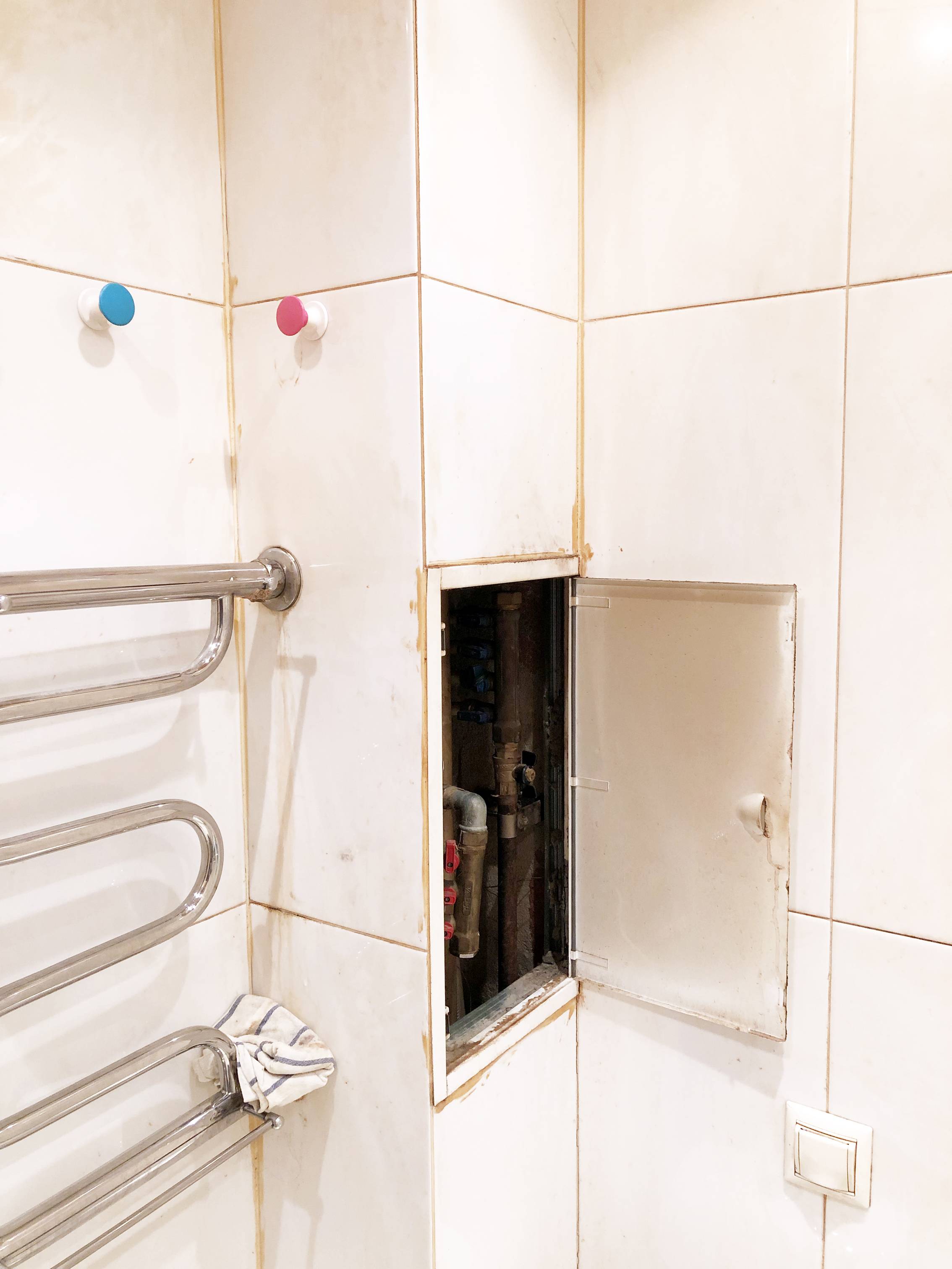 Как замаскировать трубы в ванной: как спрятать, зашить пластиковыми панелями в туалете, как заделать под плитку пластиком, как обшить