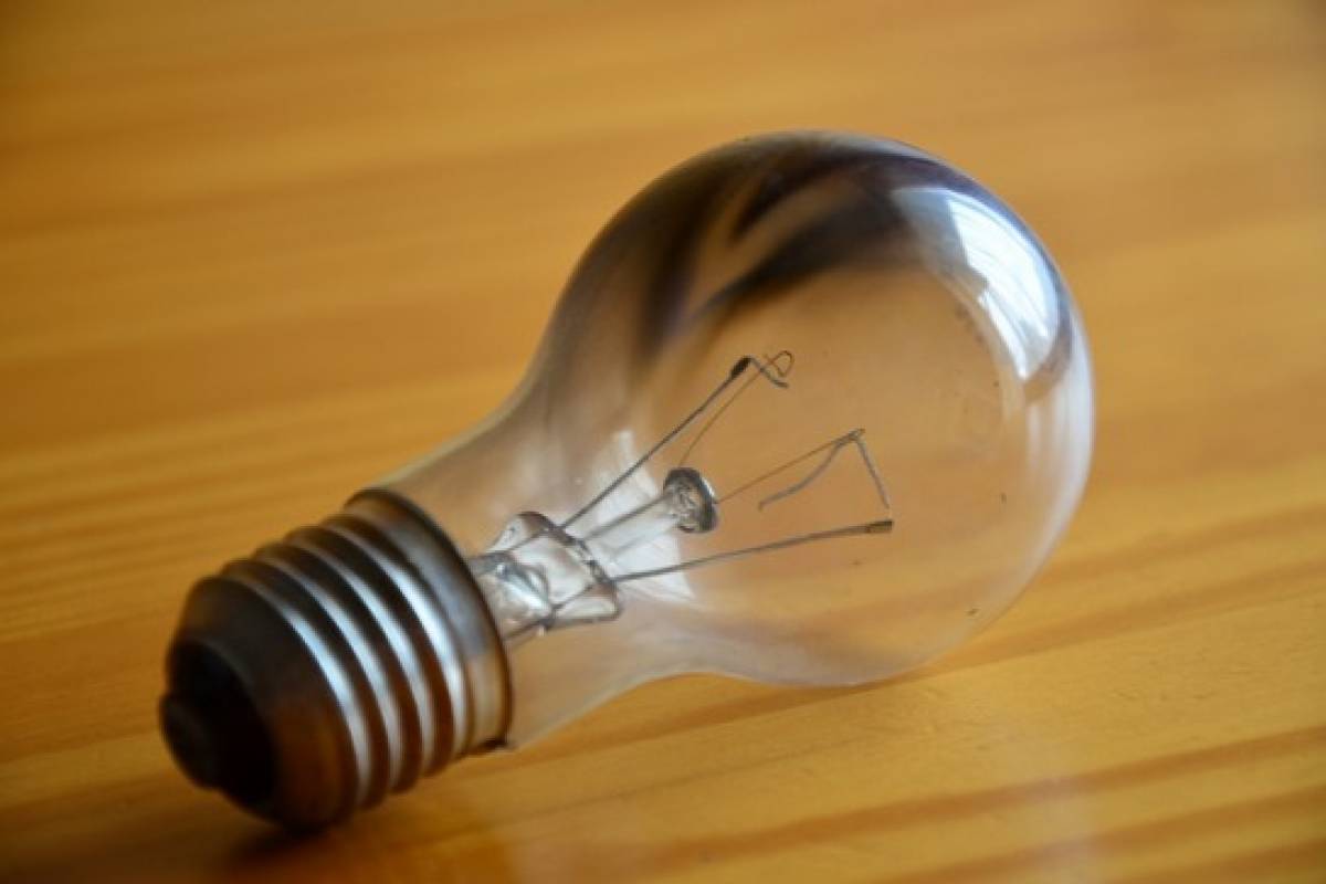 Почему часто перегорают лампочки в квартире: при включении, энергосберегающие лампочки
