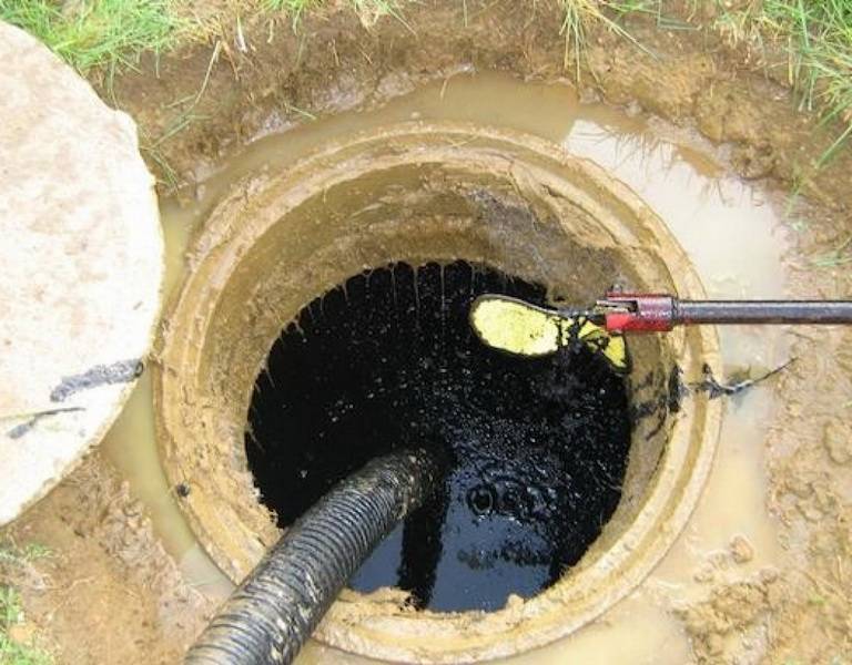 Как очистить выгребную яму без откачки