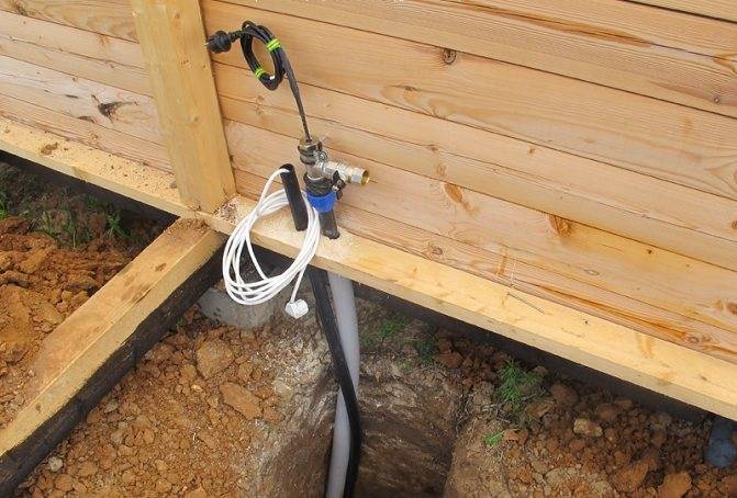 Прокладка кабеля в земле идеальный вариант электролинии в загородном доме либо на дачном участке.