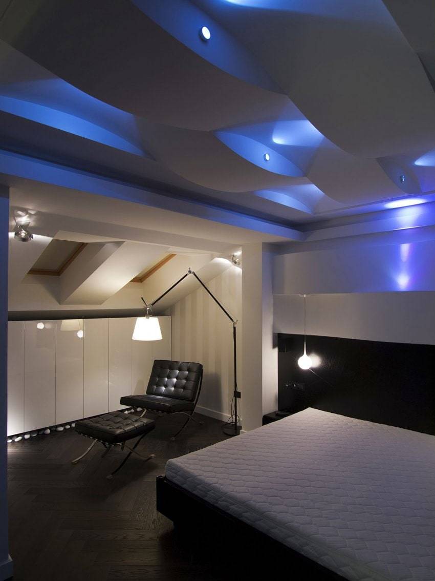 Освещение натяжного потолка в зале (61 фото): как расположить светильники для подсветки в гостиной без люстры? особенности точечного освещения, варианты расположения светодиодных лампочек
