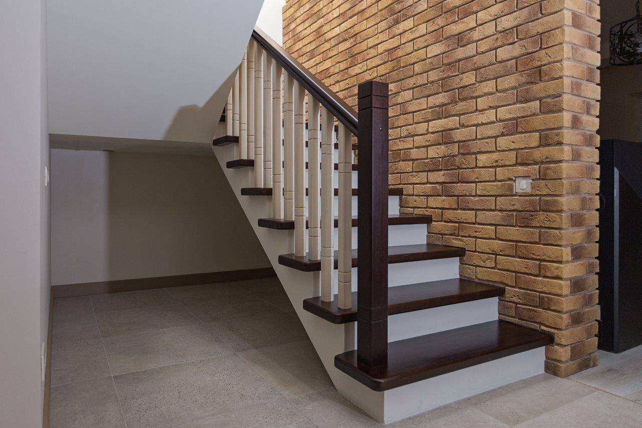 Плитка для ступеней (73 фото): керамические покрытия для лестницы внутри дома, фронтальные части лестничных ступенек