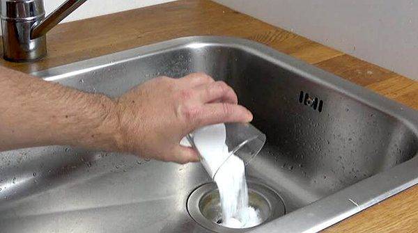 Применение каустической соды для чистки канализации в доме