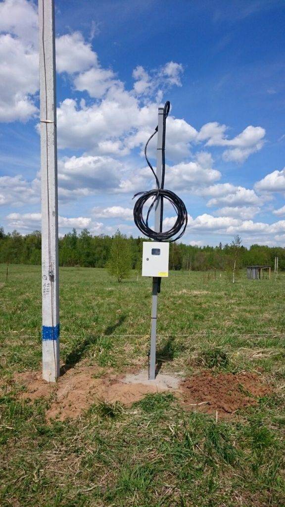 Электроэнергия на участок. Подвод электричества к участку. Подводка электричества к земельному участку. Электричество на участке без построек. Временный столб для подключения электричества.