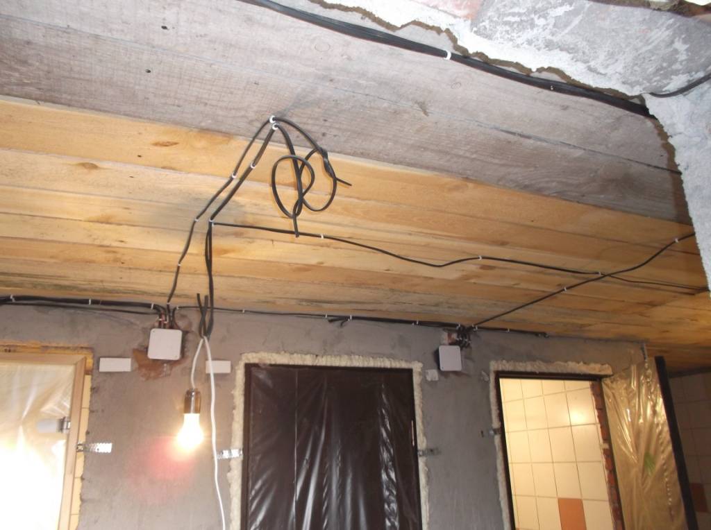 Прокладка кабеля за подвесным потолком, проводка по потолку