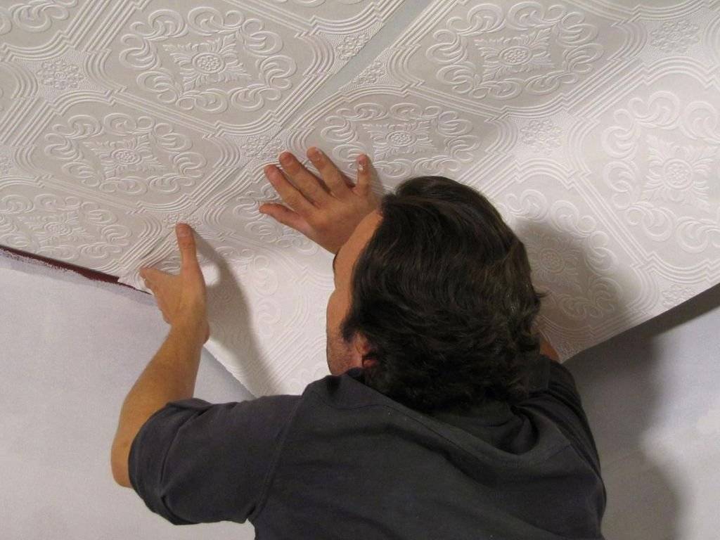 Как клеить стеклообои на потолок - технология и тонкости