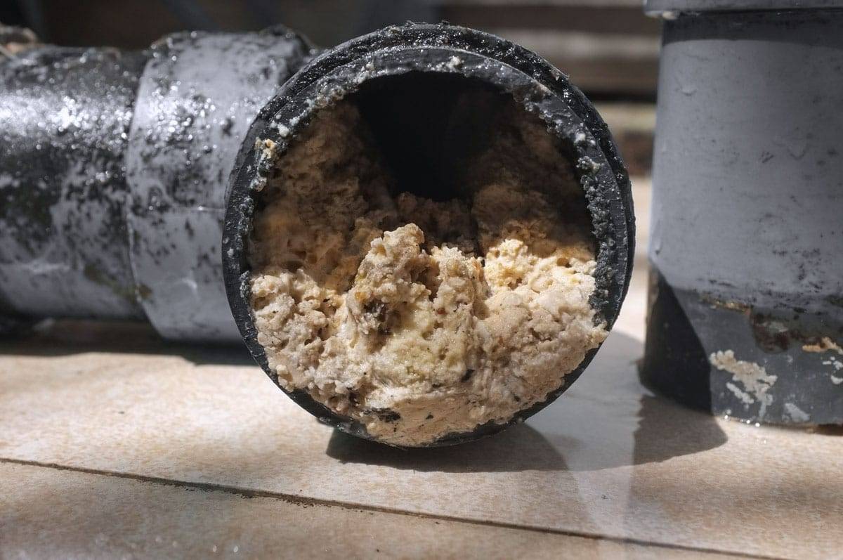 Чем почистить канализационные трубы от жира: способы, средства