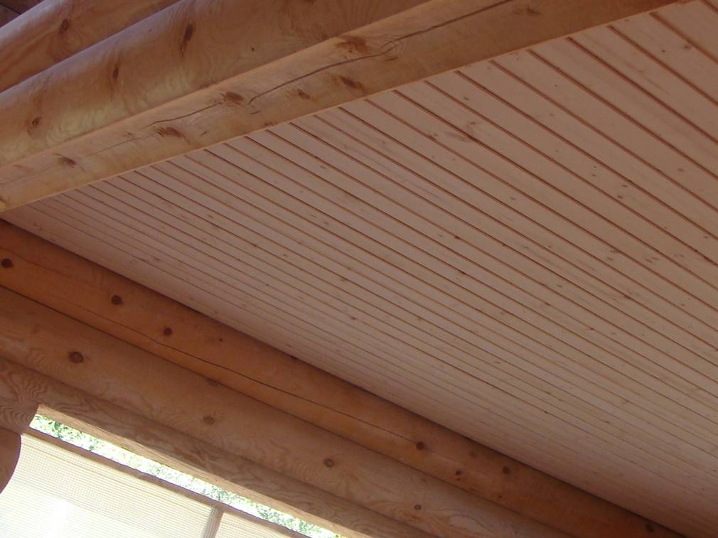 Чем отделать потолок в деревянном доме – варианты отделки