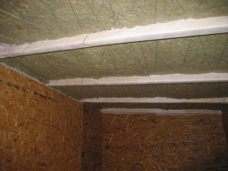 Утепляем деревянный потолок самостоятельно: варианты и способы