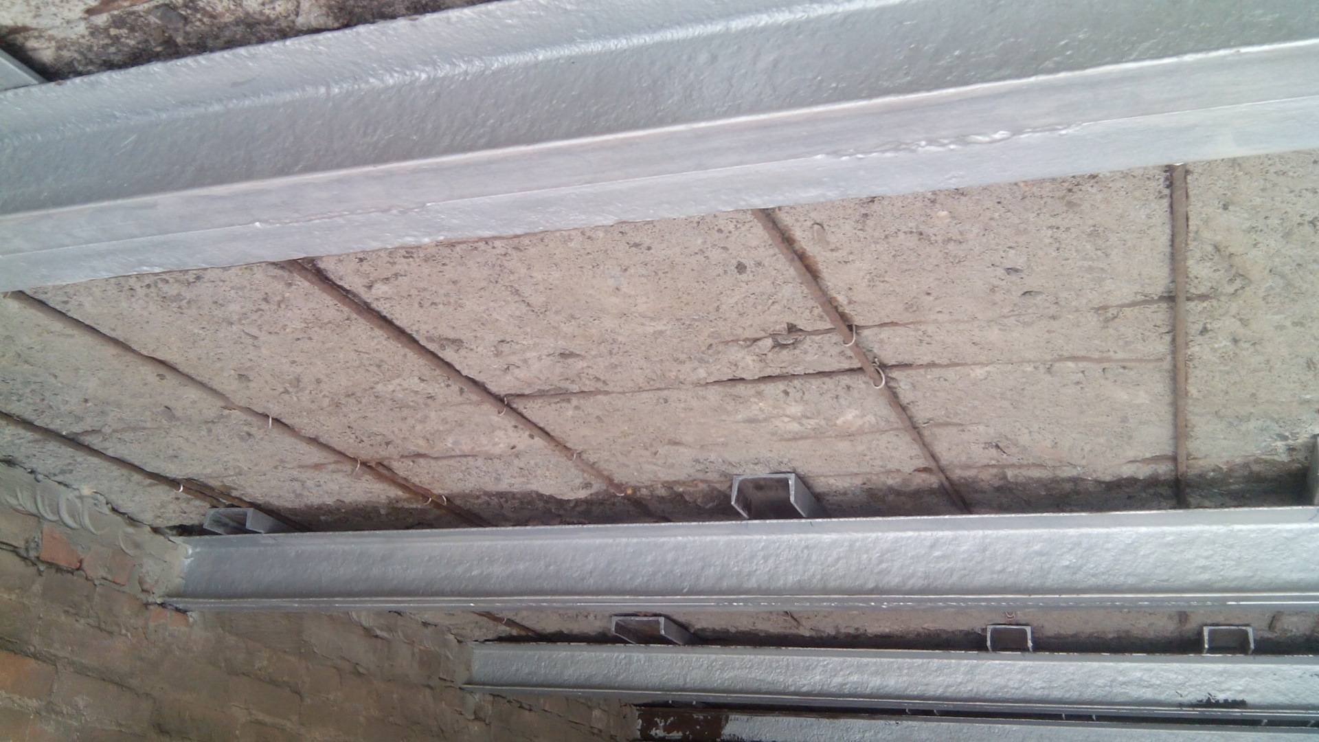 Как утеплить потолок в гараже изнутри своими руками: нужно ли и чем правильно обшить бетонную крышу - пенопластом или минватой