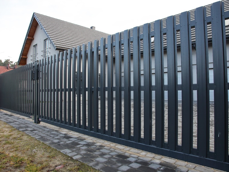 Заборы из металлического штакетника - купить забор из евроштакетника по  доступной цене | Забор-Плюс