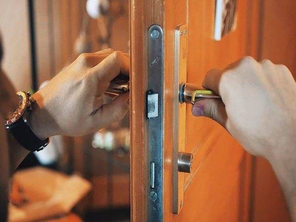 Как врезать замок в межкомнатную дверь своими руками - видео урок по установке