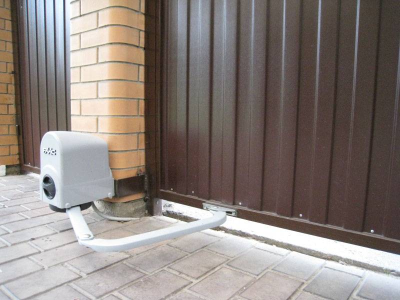 Как выбрать и установить автоматику для распашных ворот