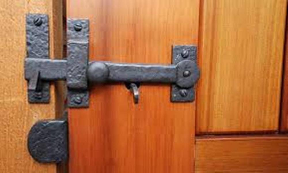 Задвижка на калитку: щеколда своими руками, засов, запор, фото, видео, чертеж и схемы
