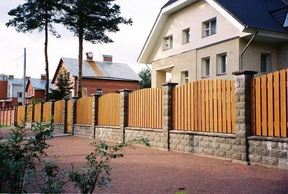 Заборы и ограждения для дома: фото 100 самых удачных проектов