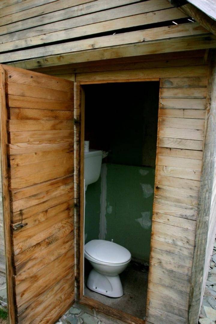 Туалет на даче своими руками — постройка ямы и домика над ней