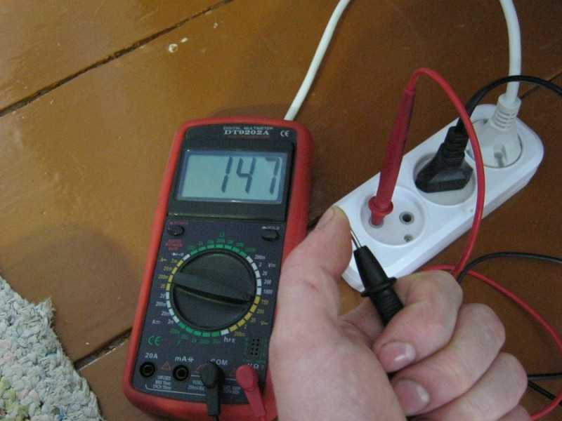Как измерить напряжение в розетке мультиметром