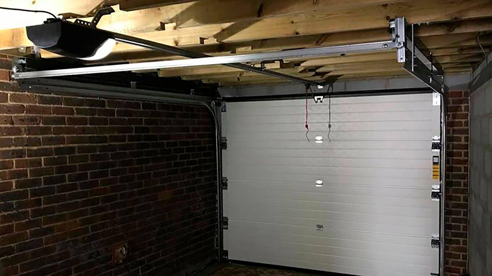 Монтаж секционных ворот в гараже — все тонкости установки