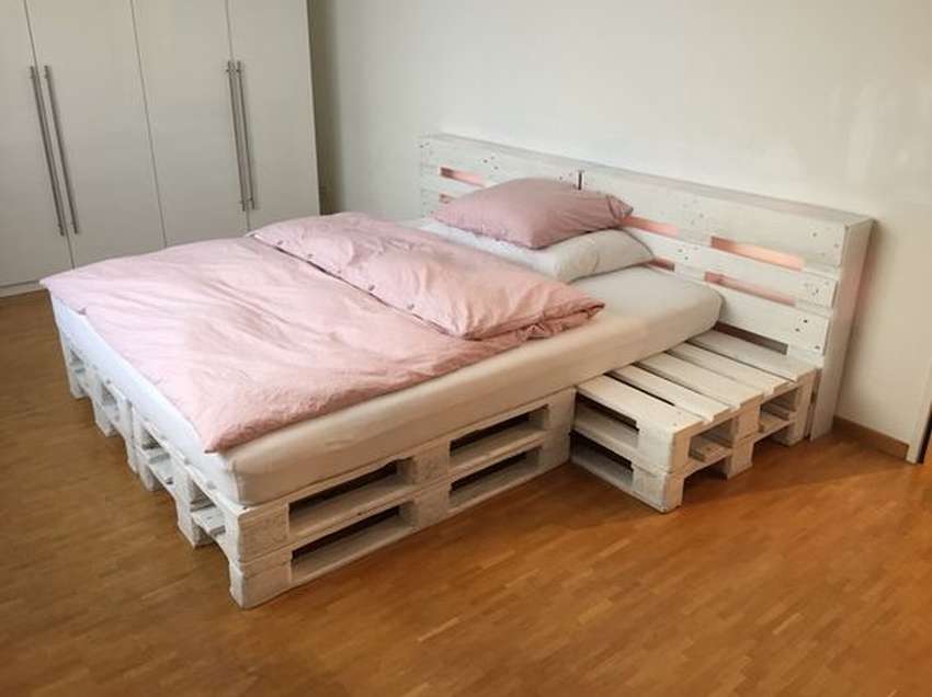 Практично и долговечно: 15 примеров самодельных кроватей из поддонов