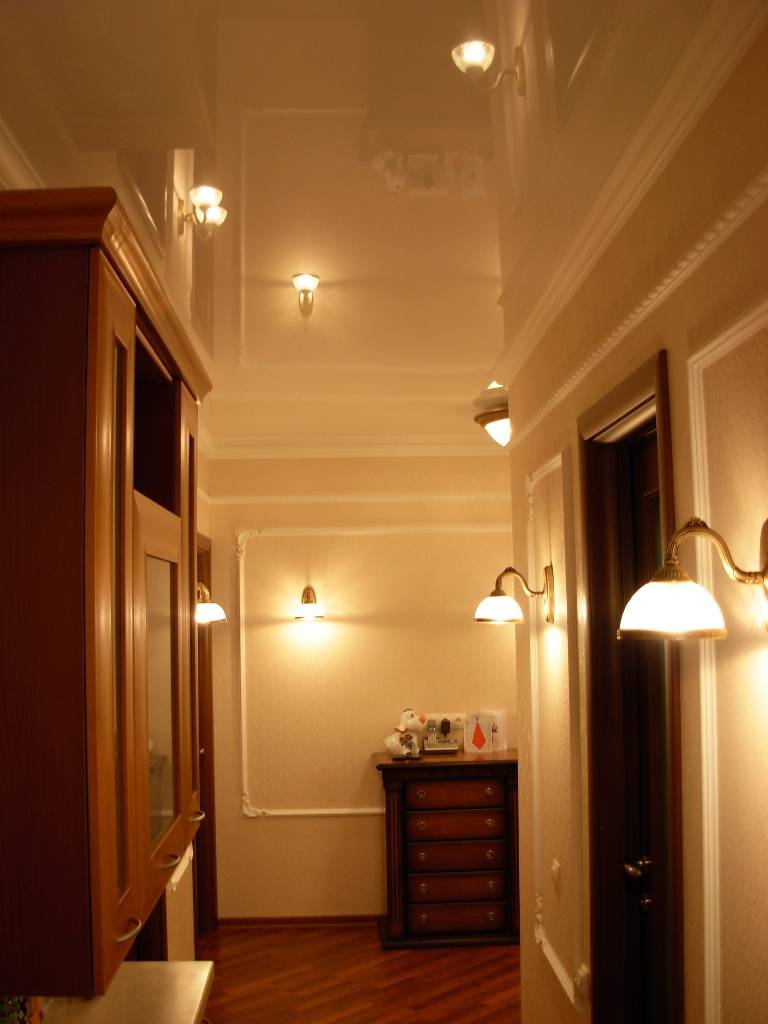 Варианты освещения комнаты с натяжным потолком — 10 способов подсветки