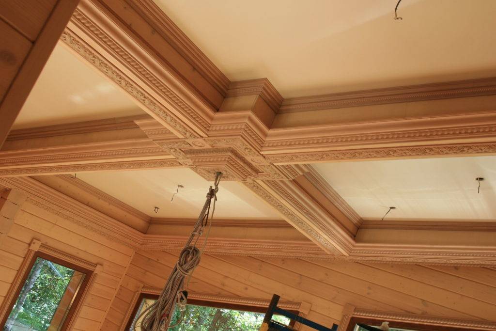 Потолок в деревянном доме (64 фото): варианты отделки, чем отделать и обшить своими руками — remont-om