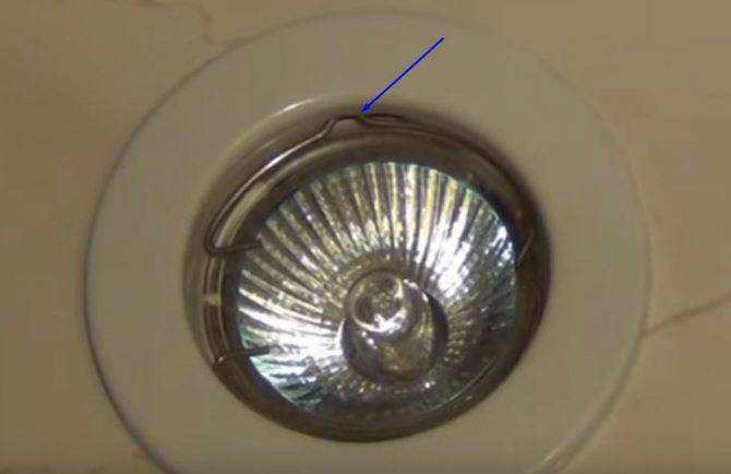 Как заменить люстру на натяжном потолке: можно ли сделать демонтаж старого светильника и установить новый своими руками