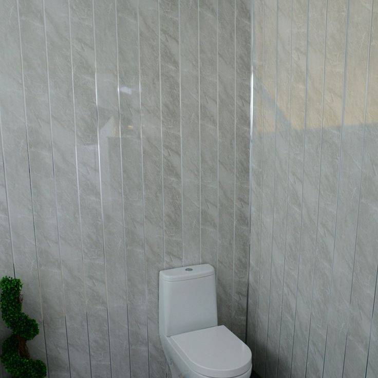 Отделка туалета пластиковыми панелями (80 фото): интересные идеи дизайна интерьера со стеновыми панелями из пвх, варианты обшивки стен маленького туалета в квартире