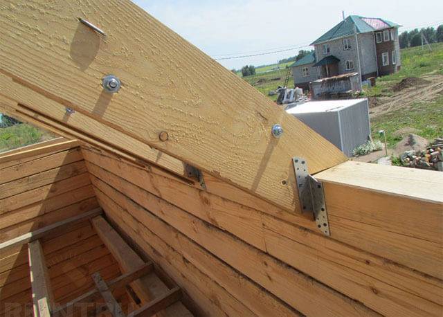 Как правильно крепить стропила двухскатной крыши