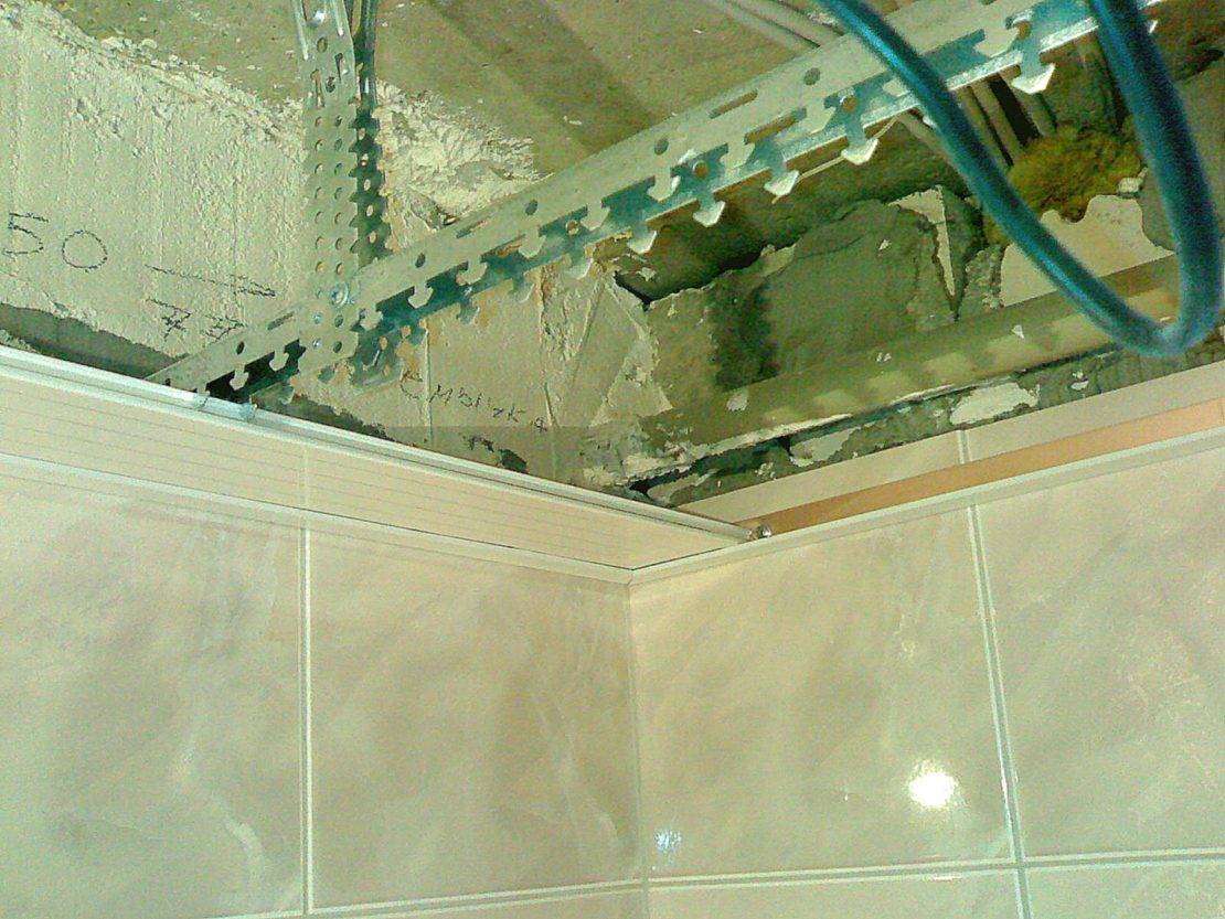 Какой потолок сделать в ванной: варианты отделки