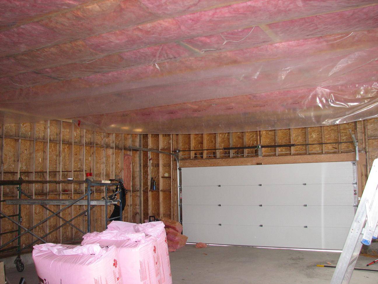 Потолок в гараже (48 фото): чем обшить дешево и красиво, подвесные варианты, как сделать своими руками