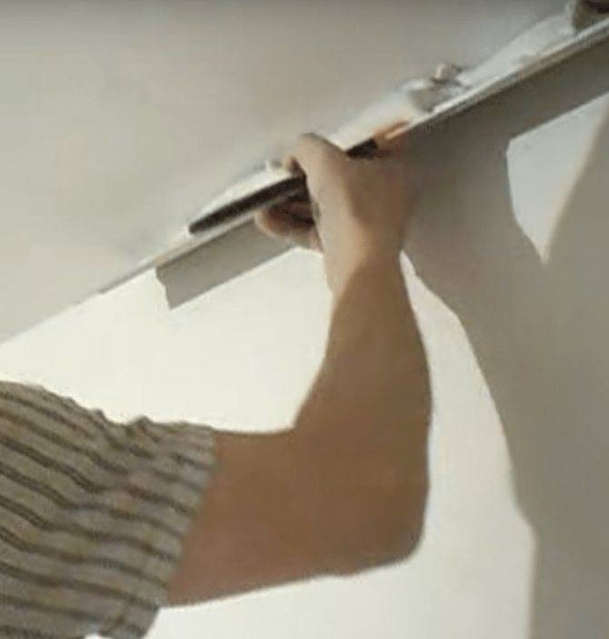 Как шпаклевать потолок своими руками