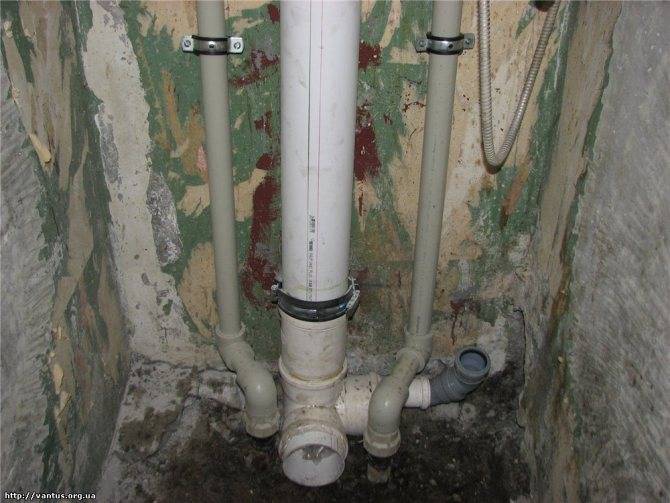Как избавиться от шума в туалете из-за канализационных труб?