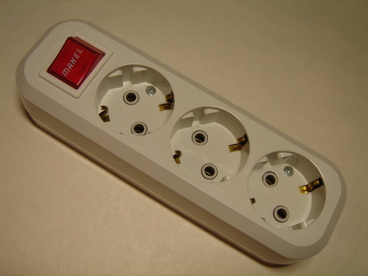 Электрический тройник для розетки: с выключателем, на 2, 3 или 4 розетчки